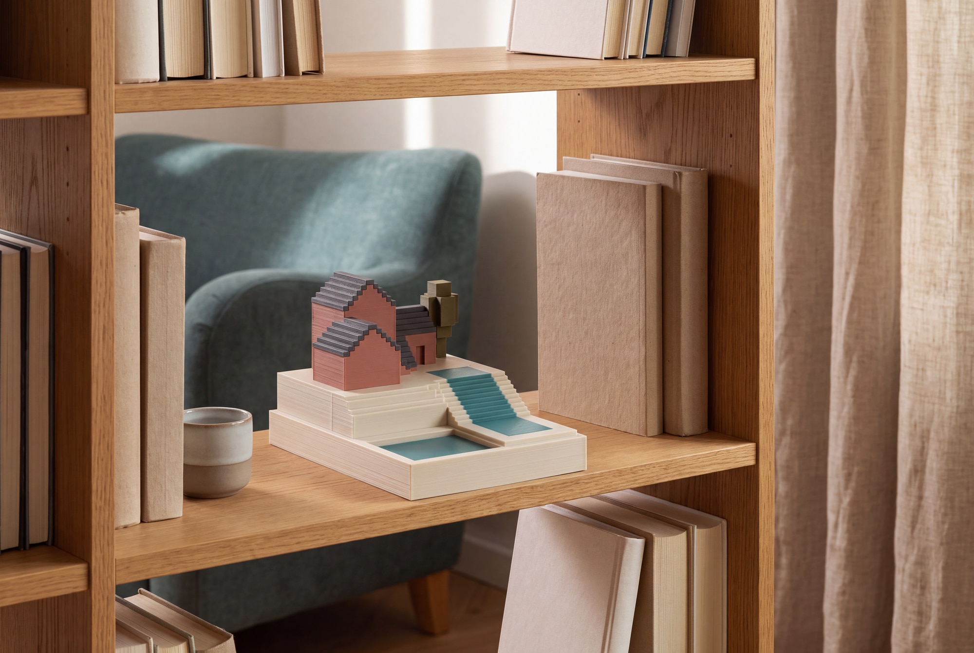 Illustration d’un village miniature et de son terrain entier dans une bibliothèque de salon, entre des livres et une tasse.